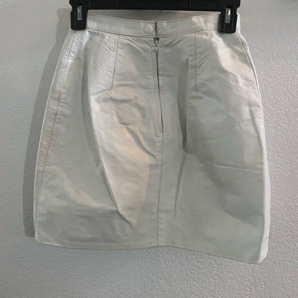 White leather mini skirt 3/4 vintage - Picture 2 of 3